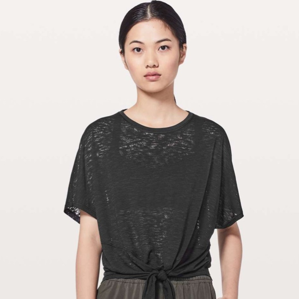 Lululemon In Sequence short sleeve tie front top, black size‎ 6
